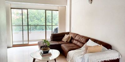 APARTAMENTO DUPLEX,Ubicado en uno de los barrios más tranquilos de Envigado, Zúñiga, presentamos este espacioso apartamento de 156m2 con todas las comodidades para una vida plena. Con 4 amplias alcobas, 3 closets, sala-comedor integrada y un acogedor balcón, este piso 8 tiene todo el espacio que necesitas para vivir cómodamente con tu familia. La cocina integral completamente equipada.. Además, cuenta con un útil cuarto extra y zona de lavandería.