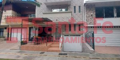 INMUEBLE SUJETO A VERIFICACIÓN DE DISPONIBILIDAD,
LA PROPIEDAD CUENTA CON SALA, COMEDOR, 1 HALL, 3 CLOSET, COCINA INTEGRAL, ESTUFA A GAS, ALACENAS,EXTRACTOR, RED DE GAS, BARRA TIPO AMERICANA EN MADERA, LUZ LED, CALNETADOR A GAS, 1 BAÑO CABINADO EN ACRÍLICO, 1 BAÑO CABINADO EN VIDRIO TEMPLADO, PATIO DESCUBIERTO, TENDEDERO PLEGABLE, PISO EN CERAMICA, 