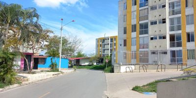 Apartamento en arriendo ubicado en el Conjunto Reservas de San Fermín, cerca del Megacolegio Antonio Nariño, Megaparque Nazareth, Droguerías, Tiendas, por el sector transitan las siguientes rutas: 21, 31, 82, 90, cómodas vías de acceso. El inmueble se encuentra distribuido: Sala comedor, tres habitaciones sin closet, cocina sencilla, zona de ropas, baño. El conjunta cuenta con zonas comunes: Parque infantil, salón social, piscina, vigilancia las 24 horas, parqueadero comunitario.. El valor de la administracion $ 104.000