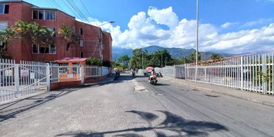 Apartamento en venta en conjunto cerrado, de la Carrera Quinta eje estructural de la Cuidad, del éxito de la 80, Homecenter, Droguerías, Restaurantes, por el sector transitan las siguientes rutas: 40, 82, 8, 21, 90, 24,17 cómodas vías de acceso. El inmueble se encuentra distribuido: Sala comedor, tres habitaciones con closet, la principal con baño, cocina integral, zona de ropas, baño, parqueadero descubierto, vigilancia las 24 horas, parque infantil. El valor de la administración $ 200.000 ¡Contáctanos para más información!