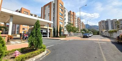 Apartamento en  venta ubicado en un sector de gran desarrollo de la Ciudad, cerca de la avenida Ambala, por el sector transitan las siguientes rutas: 11, 15, 22, cómodas vías de acceso. El inmueble se encuentra distribuido: Sala Comedor, dos habitaciones con closet, la principal con baño, estudio, cocina integral, zona de ropas, baño social, parqueadero cubierto, ventilación e  iluminación natural. El conjunto cuenta: Vigilancia 24 horas, recepción, parque infantil, biosaludable, ascensor, proyectadas: Piscina, salón social, cancha múltiple, oratorio, senderos peatonales, zona BBQ, muro de escalar, valor de la administración $226.000.