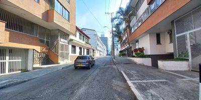 Apartamento en en venta ubicado en el Centro de la Cuidad en el Edificio Ambeima, en el sector encontramos: Clinica Tolima, Gobernacion, Plaza Bolivar, Droguerias, Panaderias, Notaria, Hoteles, Agencia de viajes, gran variedad de comercio, comodas vias de acceso. El inmueble se encuentra distribuido: Sala comedor, tres habitaciones con closet, la principal con baño, cocina integral, zona de ropas, baño, parqueadero cubierto. El edificio cuenta: Salon de reuniones. El valor de la administracion 480.000