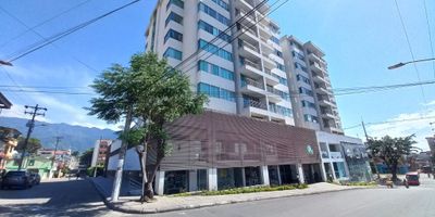 Apartamento en venta conjunto cerrado ubicado sobre Pedro Tafur, en el sector encontramos: Droguerías, Ferreterías, Restaurantes, Supermercados Makro, D1, Éxito de la 80, Homecenter, transitan las siguientes rutas: 43, 18, 14, 90 cómodas vías de acceso. El inmueble se encuentra distribuido: Sala comedor, tres habitaciones con closet, la principal con baño, cocina integral, zona de ropas, baño, parqueadero cubierto, deposito. El conjunto cuenta: Gimnasio, sauna, piscina, baños, salón social, vigilancia 24 horas. El valor de la administracion $333.200