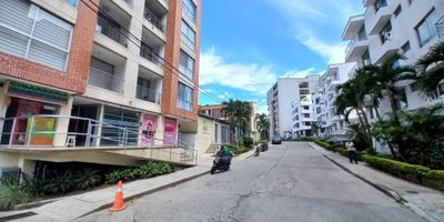 Apartamento venta, Descubre este encantador apartamento ubicado en una zona privilegiada, en el sector de Piedra Pintada, de los Centros Comerciales, Restaurantes, Iglesia Piedra Pintada, Centro de Comercio y Servicios Regional Tolima, cerca de la carrera Quinta y Sexta, cómodas vías de acceso. El inmueble se encuentra distribuido: Sala comedor, balcón, tres habitaciones con closet, la principal con baño, cocina integral moderna abierta, zona de ropas, baño, parqueadero cubierto, piscina, vigilancia 24 horas. No pierdas la oportunidad de vivir en este lugar único que te brindará la tranquilidad. ¡Ven y haz de este apartamento tu nuevo hogar!