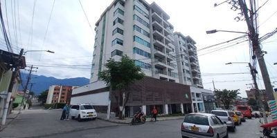 Apartamento en venta conjunto cerrado ubicado sobre Pedro Tafur, en el sector encontramos: Droguerías, Ferreterías, Restaurantes, Supermercados Makro, D1, Éxito de la 80, Homecenter, transitan las siguientes rutas: 43, 18, 14, 90 cómodas vías de acceso. El inmueble se encuentra distribuido: Sala comedor, tres habitaciones con closet, la principal con baño, cocina integral, zona de ropas, baño, parqueadero cubierto, deposito. El conjunto cuenta: Gimnasio, sauna, piscina, baños, salón social, vigilancia 24 horas. El valor de la administracion $333.200