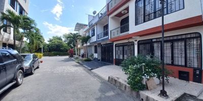 Casa en venta, ubicada en el Barrio Santa Ana, en el sector encontramos: Panaderías, Restaurantes, Colegios, Supermercados: Surtiplaza, Tienda D1, Dollarcity, se caracteriza por ser Comercial y Residencial, cómodas vías de acceso. El inmueble se encuentra distribuido: Primer Piso: Sala comedor, garaje, una habitación, cocina integral, baño. Segundo piso: Dos habitaciones con closet,  cada una con su respetivo baño. Tercer piso: Terraza,  habitacion con closet, baño, zona de ropas.