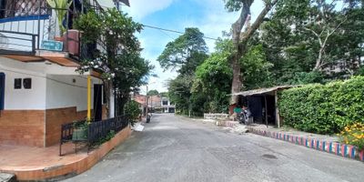 Casa en venta esquinera, ubicada en la urbanización la esperanza, en el sector encontramos: Supermercados, Caí de la Policía, Panaderías, Droguerías, Restaurantes, Fruver, cómodas vías de acceso. El inmueble se encuentra distribuido: Primer piso: Sala comedor, garaje, tres habitaciones, dos baños, cocina, zona de ropas. Segundo piso: Sala comedor, balcón, tres habitaciones, dos baños, cocina, zona de ropas. Tercer piso: Sala comedor, dos habitaciones, cocina, baño, cuarto de san alejo