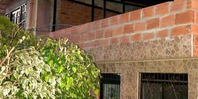 Casa en venta, ubicada en la Urbanización Terrazas de Boquerón, en el sector encontramos: Colegio Técnico Cuidad Ibagué, Supermercados, Droguería, Panadería, transitan las siguientes rutas: 40, 82,4 cómodas vías de acceso. El inmueble se encuentra distribuido:  Sala comedor, dos habitaciones amplias, baño, cocina semi integral, zona de ropas, patio. Escaleras internas de acceso a la terraza cubierta.