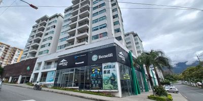 Apartamento en aventa conjunto cerrado ubicado sobre Pedro Tafur, en el sector encontramos: Droguerías, Ferreterías, Restaurantes, Supermercados Makro, D1, Éxito de la 80, Homecenter, transitan las siguientes rutas: 43, 18, 14, 90 cómodas vías de acceso. El inmueble se encuentra distribuido: Sala comedor, tres habitaciones con closet, la principal con baño, cocina integral, zona de ropas, baño, parqueadero cubierto, deposito. El conjunto cuenta: Gimnasio, sauna, piscina, baños, salón social, vigilancia 24 horas.