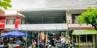 Local en venta: Excelente propiedad cuenta con una ubicación en la zona comercial y de buena valorización del municipio de Lérida, Tolima, se encuentra ubicado al lado del supermercado principal, menos de una cuadra de la plaza de mercado, a menos de 2 cuadras de las empresas públicas municipales, a 2 cuadras del parque principal y del sector publico municipal. Es una edificación con 5 años de construida, tiene cimientos hasta para 4 pisos más, es un local que desde ya genera muy buena rentabilidad para la persona que lo desee adquirir. El inmueble se encuentra distribuido: Puertas en vidrio, Baño, Lavadero con Baño, Oficina o Habitación.