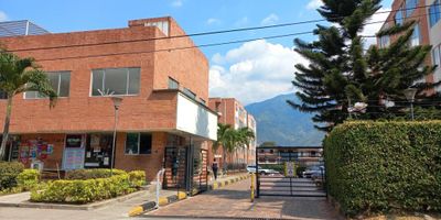 Apartamento en Venta en Conjunto Cerrado Reservas del Jardín, Cerca de la Carrera Quinta eje estructural de la Cuidad, por el sector encontramos: Supermercados, Droguerías, Restaurantes, Ferreterías, Fruver, Canchas Sintéticas, Cómodas vías de Acceso. El inmueble se encuentra distribuido así: Sala Comedor, dos Habitaciones con Closet, la Principal con Baño, estudio, Cocina Integral, Baño, Zona de Ropas. El Conjunto Cuenta con: Piscina, Parque Infantil, Parqueadero Comunal, Vigilancia las 24 horas. El valor de la administracion $118.000