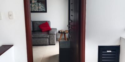 Apartamento en venta en la ciudad de el espinal, ubicado en conjunto residencial palma de Mallorca, se encuentra en el sector central de la ciudad para mayor comodidad en movilidad. En los alrededores podemos encontrar entes gubernamentales, clínicas, bancos, supermercados. El inmueble se encuentra distribuido: sala-comedor, estudio, cocina integral, dos habitaciones, tres baños, tres balcones, zona de ropas. El conjunto cuenta con piscina, área social, BBQ y parqueadero privado. El valor de administración es de $360.000.