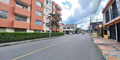 Apartamento en venta ubicado en el Edificio Torres del Bosque II, cerca del Exito 80, Homecenter, Fruver, Restaurantes, Panaderías, Papelerías, Droguerías, por el sector transitan las siguientes rutas: 14, 18, 33, 48, cómodas vías de acceso. El inmueble se encuentra distribuido: Sala comedor, tres habitaciones con closet, la principal con baño, cocina integral, zona de ropas, baño social.