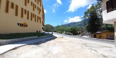 Local en venta, ubicado en el Conjunto Residencial Verao, cuenta con acceso  independiente por vía pública. Tiene una altura libre de 4.55 mts se encuentra en un entorno Residencial cercanos a parques, hospitales, universidad, iglesia. Local se entrega en obra gris. El valor de la administración $750.000