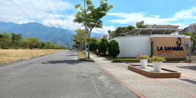 Lote en venta ubicado en un sector de alta valorización, como vecindario encontramos: Colegios, Cisneros, Champagnat, supermercados, D1, Makro, Homecenter, Éxito de la 80, cerca la avenida Pedro Tafur, Canchas Sintéticas, por el sector transita las siguientes rutas: 18, 19, 90, 43 cómodas vías de acceso. Lote de superficie plana