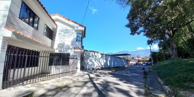 Casa en venta ¡Esta hermosa casa de 6 habitaciones y 5 baños es una oportunidad única para aquellos que buscan un hogar para su familia! Con 197 metros cuadrados de espacio, Los dos parqueaderos le permiten acomodar fácilmente sus vehículos. Esta casa es una excelente inversión con un precio de $760.000.000. No pierda la oportunidad de disfrutar de esta hermosa casa.
