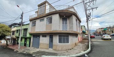 Casa en venta ubicada en el Barrio Hipódromo, cerca de la Carrera Quinta, en el sector encontramos: Banco Davivienda, éxito de la 28, Droguerías, Restaurantes, Panaderías. El inmueble se encuentra distribuido: Primer piso: Sala comedor, cocina sencilla, baño, garaje. Segundo piso: Tres habitaciones (dos con closet), baño. Tercer piso: Dos habitaciones, la principal con baño balcón, terraza, baño