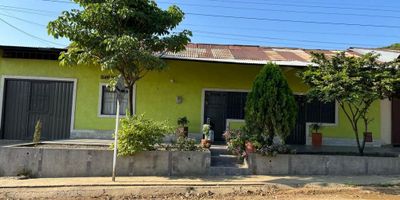 Casa en venta ubicada en Alvarado Tolima, cerca al parque principal, Iglesia, sobre la vía a Piedras Tolima. El inmueble se encuentra distribuido: Sala comedor, Cinco habitaciones, cocina, baño, patio, garaje.