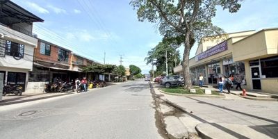 Apartamento en venta, ubicado sobre la avenida Ambala, en el sector encontramos: Supermercados, Restaurantes, Panaderías, Centro Recreacional Comfatolima, Droguerías, cómodas vías de acceso. El inmueble se encuentra distribuido: Sala comedor, tres habitaciones con closet, la principal con baño, cocina integral, zona de ropas, baño. El conjunto cuenta con: salón social, parque infantil, zona de ejercicio, piscina adultos y niños, parqueadero comunal