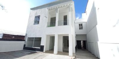 Local en arriendo para estrenar, ubicado en el barrio Belén, a pocos metros del Museo de Artes del Tolima, así como a entidades gubernamentales, palacio de justicia, Plaza de Bolívar, por el sector encontramos: Panaderías, Droguerías, Restaurantes, Parqueaderos, cómodas vías de acceso. El inmueble cuenta con: Cuatro espacios amplios con excelente iluminación, ventilación, una cocina integral y tres baño. El costo del canon es más IVA.