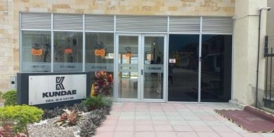 Apartamento en venta ubicado en el conjunto Kundae,por el sector encontramo: Centro recreacional Comfatolima, Plaza salado, Ferreterías, Supermercados, Panaderías, Restaurantes cómodas vías de acceso. Por el sector transitan las siguientes rutas: 21, 19, 82, 15, 53. El inmueble se encuentra distribuido: Sala comedor, dos habitaciones sin closet, la principal con baño, cocina integral, baño social, zona de ropas, parqueadero descubierto. El conjunto cuenta con: BBQ, parque biosaludable, cancha de micro, parque infantil, piscina adultos y niños, salón social, baño hombres y mujeres.