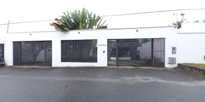 Espectacular casa en venta ubicada en exclusivo sector de Aparco, por el sector se encuentran diferentes restaurantes reconocidos, estaciones de gasolina, supermercados, y cómodas vías de acceso. El inmueble se encuentra distribuido: Sala comedor, tres habitaciones, la principal con vestier y dos con closet, todas con baño privado, cuarto de servicio con baño, patio de ropas, baño social, piscina, jacuzzi y garaje doble.