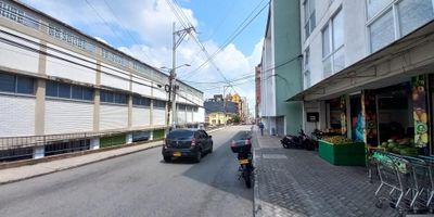 Apartaestudio amoblado en arriendo ubicado en el barrio La Pola, a pocos minutos del Centro de la Ciudad, por el Sector encontramos: Restaurantes, Tiendas, Supermercados, Droguerías, Parques, muy cerca a la Alcaldía de Ibagué y otras Oficinas Gubernamentales. El inmueble consta de: Sala Comedor,  una Habitación con Closet, Cocina semi Integral, baño, zona de lavado en la terraza del edificio (uso de lavadora y secadora). El valor del canon de arrendamiento incluye los servicio publicos