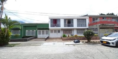 Casa en venta ubicada en el barrio La Castellana, por el sector encontramos: Universidad del Tolima, Droguerías, Supermercados, Papelerías, Restaurantes, Cafeterías, Transporte publico cercano, por el sector transitan las siguientes rutas: 9, 35, 33, 6, el inmueble se encuentra distribuido así: Piso 2- ocho habitaciones con closet, dos baños, sala de televisión, Piso 1- seis habitaciones con closet, un baño, cocina integral, patio de ropas.