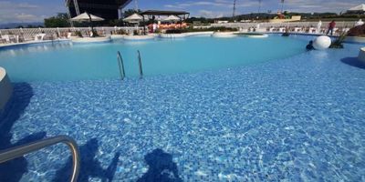 Lote en venta ubicado en el conjunto residencial Stoneville, que se encuentra en el Kilometro 25 de la carretera Ibague-Mariquita, El lote tiene un área neta de 138.77m2, medidas de frente 10m y de fondo 13.87. El conjunto cuenta: Porteria, Piscina adultos y niños.