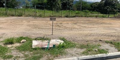 Lote en venta ubicado en el Condominio Grand Arizona de la ciudad de Alvarado por la via nacional numero 43. El lote tiene un área total de 240m2 y para construir se permite hasta el 40% del área, medidas de frente 15.09, posterior 15, fondo y largo 16.83 y 15.19 se entrega con los servicios públicos de agua y luz.