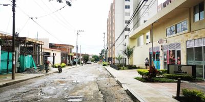 Apartamento en venta cerca al centro recreacional comfatolima, plaza salado, ferreterías, supermercados, panaderías, restaurantes cómodas vías de acceso. Por el sector transitan las siguientes rutas: 21, 19, 82, 15, 53. El inmueble se encuentra distribuido: Sala comedor, tres habitaciones, dos con closet, la principal con baño, cocina integral, baño social, zona de ropas, parqueadero descubierto. Zonas comunes proyectadas: Salón social, Parque infantil, parquedero comunal, piscina para adultos niños, bicicletero, senderos peatonales, gimnasio al aire libre, mini cancha múltiple, zona bbq, El valor de la administración es $125.000