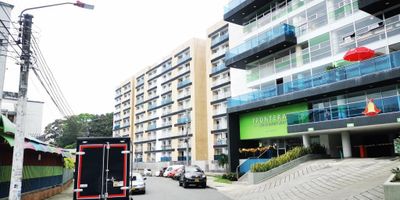 Local para venta en el Edificio Frontera, ubicado cerca a la avenida Ambala, supermercado D1, en el sector transitan las siguientes rutas: 22, 15, 48, cómodas vías de acceso. El inmueble se encuentra distribuido así: Espacio con Area privada: 89,70 m2, y Área común uso exclusivo: 22,70 m2. El Edificio cuenta: Vigilancia las 24 horas, recepción tipo lobby, ascensor, piscina semi olímpicas, parque infantil, zona bqq, salón de eventos. C&U, El valor de la administración $537.000