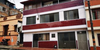 Casa en venta ubicada en el barrio La Francia cerca de Avenida Ferrocarril, cerca de Servientrega, Efecty, panadería, restaurantes, cafetería, tiendas, papelerías, droguerías, por el sector transitan las siguientes rutas: 1, 11, 17, 35, cómodas vías de acceso. El inmueble se encuentra distribuido: Primer piso: Apartamento con sala comedor, garaje, cinco habitaciones con closet, la principal con baño, baño social, cocina semi integral, zona de ropas. Segundo piso: Apartamento con sala comedor, tres habitaciones con closet, la principal con baño, baño social, cocina semi integral, zona de ropas. Tercer piso: Apartamento con sala comedor, tres habitaciones con closet, la principal con baño, baño social, cocina semi integral, zona de ropas. Cada apartamento cuenta con los servicios independientes, la casa genera una renta mensual de $2.550.000.

El primero y segundo piso cuentan con reglamento de propiedad horizontal y se pueden vender de forma indpendiente cada uno cuesta $200.000.000