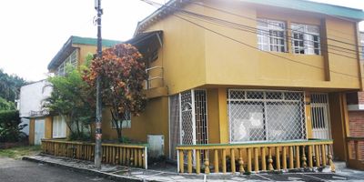 Apartamento en venta ubicada en el barrio Santa Helena, cerca del Estadio Manuel Murillo Toro, Restaurantes, Tiendas, Papelerías, Parques, por el sector transitan las siguientes rutas: 1, 6, 33, 35, cómodas vías de acceso. El inmueble se encuentra distribuido: Sala comedor, habitación con closet, terraza, baño, cocina sencilla.