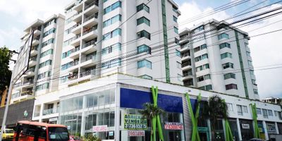 Apartamento en venta conjunto cerrado ubicado sobre pedro tafur, cerca de droguerías, ferreterías, restaurantes, supermercados Makro, Justo y Bueno, D1, Éxito de la 80, Homecenter, por el sector transitan las siguientes rutas: 43, 18, 14, 90 cómodas vías de acceso. El inmueble se encuentra distribuido: Sala comedor, tres habitaciones con closet, la principal con baño, cocina integral, zona de ropas, baño, parqueadero cubierto, deposito. El conjunto cuenta: Gimnasio, sauna, piscina, baños, salón social, vigilancia 24 horas.