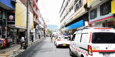 Oficina en arriendo, ubicación privilegiada en el centro, sector comercial y de desarrollo potencial en la ciudad, cómodas vías de acceso. El inmueble se encuentra distribuido así: Espacio abierto, un baño, iluminación y ventilación natural. El edificio cuenta vigilancia, ascensor. El valor de la administración es $ 219.200, mas iva.