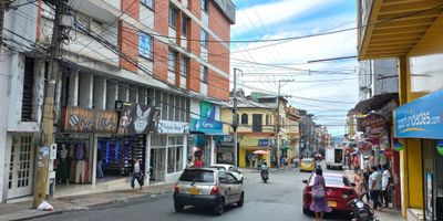 Apartamento en arriendo venta ubicado en el centro, en el sector encontramos: El Palacio de Justicia, Alcaldía, Plaza Bolívar, Gobernación y otros entes gubernamentales, droguerías, restaurantes, panaderías, parque Murillo Toro, parqueaderos, como das vías de acceso. El inmueble se encuentra distribuido: Sala comedor, tres habitaciones con closet, cuarto de servicio con baño, cocina sencilla, baño social, terraza compartida.