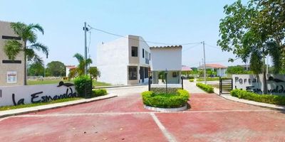 Lote  en venta en conjunto cerrado con piscina, bbq, cancha múltiple, parque infantil, salón social para eventos, lago urbanismo y servicios, vías en triturado y placa, conjunto sobre la variante Espinal -Guamo, a menos de un kilometro del casco urbano del guamo
*Estrato 2
*No paga administracion
*Tiene acometidas de agua, luz
*La fachada puede ser diferente al diseño original
