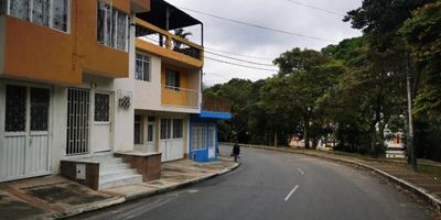 Casa en venta ubicada en barrio Naciones Unidas, cerca de Hospital Federico Lleras Acosta, parques, panaderías, restaurantes, caí, por el sector transitan las siguientes rutas: 4, 1, 9, 50,35 ,33 cómodas vas de acceso. Primer piso: Sala comedor, garaje, tres habitaciones, cocina, dos baños, zona de ropas, patio. Segundo piso: Sala comedor, seis habitaciones, sala tv, cocina integral, dos baños. Tercer piso: Terraza, cuarto útil, baño.