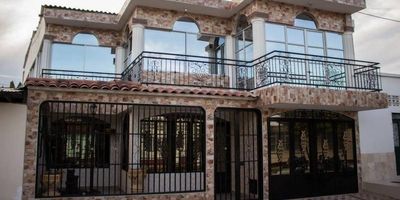 Sala-Comedor, Cocina Integral,  baño social, baño  en cuarto principal, 4 alcobas con closet, studio, garaje, area de ropas, salon de eventos,bar, salon de eventos.