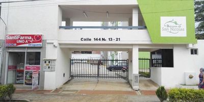 Apartamento para estrenar  en venta distribuido de la siguiente forma:  sala comedor, cocina sencilla, zona de ropas, 3 alcobas con closet, baño social, baño en cuarto principal,  parqueadero descubierto.