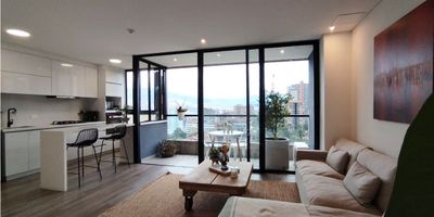 Apartamento en arriendo en unidad cerrada cerca a rutas de transporte, centro comercial, supermercado, parque, restaurante y servicios complementarios. Piso en madera, puerta de seguridad, sala comedor, 2 alcobas con baño en la principal, cocina integral abierta tipo americano, balcon y parqueaderos lineales cubiertos ). Conjunto cerrado, ascensor, piscina, gym, salon social, sauna, turco, parque infantil, placa polideportiva, cancha de squash, zonas verdes, vigilancia 24 horas, citofonia y circuito cerrado de tv *Inmuebles sujetos a verificación de disponibilidad.*