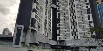 Local #12, con un área de 65m2, ubicado en el exclusivo Centro Comercial INFINITUM. Este local exterior ofrece una visibilidad excepcional, ya que se encuentra frente al ingreso de la entrada principal. Cuenta con baterías de baños, parqueadero público y zona de coworking, brindando comodidad tanto a usted como a sus clientes.
El Centro Comercial INFINITUM goza de una ubicación estratégica en el corazón de Chapinero, entre las estaciones de Transmilenio de las calles 57 y 63, y cerca de la futura estación #15 del metro. Esta ubicación privilegiada, con excelentes vías de acceso, garantiza una gran afluencia de público proveniente de zonas comerciales, universitarias, residenciales y de oficinas.
El centro comercial alberga una variada oferta de marcas reconocidas, como OXXO, VANTI, Oikos Storage Minibodegas, Cajeros Davivienda, Servibanca, Liquor Store, Veterinarias y tiendas de mascotas, Joyerías y artesanías, Café, entre otras, lo que atrae a una amplia gama de clientes. Cod: 1547