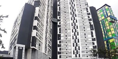 Apartaestudio para arriendo y venta, tipo loft con ventana acústica de reducción al ruido. Ubicado estratégicamente gracias a sus excelentes vías de acceso. Estufa de inducción ahorradora de energía y sistema digital. Ubicado entre las estaciones de la Calle 57 y la calle 63 de transmilenio. Cerca de zona financiera, universitaria y comercial. Centro comercial en los primeros pisos de la edificación Oikos Infinitum. Cuenta con zonas sociales como salón comunal, recepción Lobby, gimnasio,terrazas comunales BBQ, parqueadero independiente. Cod: 1620