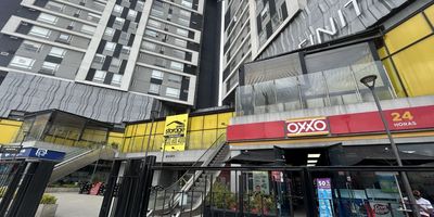 Local #25, con un área de 34,52m2, ubicado en el exclusivo Centro Comercial INFINITUM. Este local exterior ofrece una visibilidad excepcional, ya que se encuentra frente al ingreso de la entrada principal. Cuenta con baterías de baños, parqueadero público y zona de coworking, brindando comodidad tanto a usted como a sus clientes.
El Centro Comercial INFINITUM goza de una ubicación estratégica en el corazón de Chapinero, entre las estaciones de Transmilenio de las calles 57 y 63, y cerca de la futura estación #15 del metro. Esta ubicación privilegiada, con excelentes vías de acceso, garantiza una gran afluencia de público proveniente de zonas comerciales, universitarias, residenciales y de oficinas.
El centro comercial alberga una variada oferta de marcas reconocidas, como OXXO, VANTI, Oikos Storage Minibodegas, Cajeros Davivienda, Servibanca, Liquor Store, Veterinarias y tiendas de mascotas, Joyerías y artesanías, Café, entre otras, lo que atrae a una amplia gama de clientes. Cod: 1652