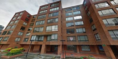 Oficina remodelada con excelentes espacios, gran vista exterior. Ubicada en sector comercial, cerca de la carrera 14, carrera 15, carrera 11, carrera 9, carrera 7, cerca de la avenida caracas, cerca de estaciones de Transmilenio (calle 76), cerca de hospitales, universidades y zonas de restaurantes. Cod: 1618