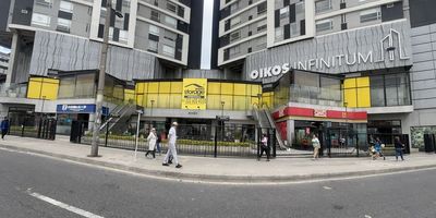 Local #3, con un área de 37,94m2, ubicado en el exclusivo Centro Comercial INFINITUM. Cuenta con baterías de baños, parqueadero público y zona de coworking, brindando comodidad tanto a usted como a sus clientes.El Centro Comercial INFINITUM goza de una ubicación estratégica en el corazón de Chapinero, entre las estaciones de Transmilenio de las calles 57 y 63, y cerca de la futura estación #15 del metro. Esta ubicación privilegiada, con excelentes vías de acceso, garantiza una gran afluencia de público proveniente de zonas comerciales, universitarias, residenciales y de oficinas.El centro comercial alberga una variada oferta de marcas reconocidas, como OXXO, VANTI, Oikos Storage Minibodegas, Cajeros Davivienda, Servibanca, Liquor Store, Veterinarias y tiendas de mascotas, Joyerías y artesanías, Café, entre otras, lo que atrae a una amplia gama de clientes. Cod: 1659