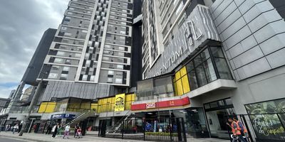 Local #21, con un área de 48m2, ubicado en el exclusivo Centro Comercial INFINITUM. Cuenta con baterías de baños, parqueadero público y zona de coworking, brindando comodidad tanto a usted como a sus clientes.El Centro Comercial INFINITUM goza de una ubicación estratégica en el corazón de Chapinero, entre las estaciones de Transmilenio de las calles 57 y 63, y cerca de la futura estación #15 del metro. Esta ubicación privilegiada, con excelentes vías de acceso, garantiza una gran afluencia de público proveniente de zonas comerciales, universitarias, residenciales y de oficinas.El centro comercial alberga una variada oferta de marcas reconocidas, como OXXO, VANTI, Oikos Storage Minibodegas, Cajeros Davivienda, Servibanca, Liquor Store, Veterinarias y tiendas de mascotas, Joyerías y artesanías, Café, entre otras, lo que atrae a una amplia gama de clientes. Cod: 1656