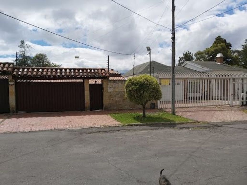 Casa de 4 alcobas en venta en Cerros De Niza, Bogotá, 350 m² · foto 2 de 19