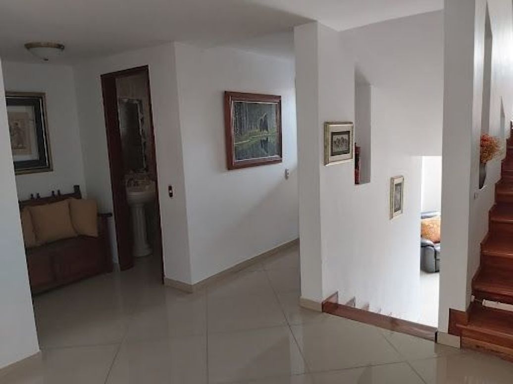 Casa de 4 alcobas en venta en Cerros De Niza, Bogotá, 350 m² · foto 10 de 19